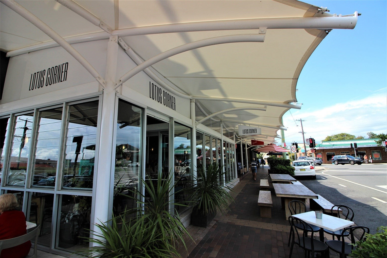Cantilever business shade
