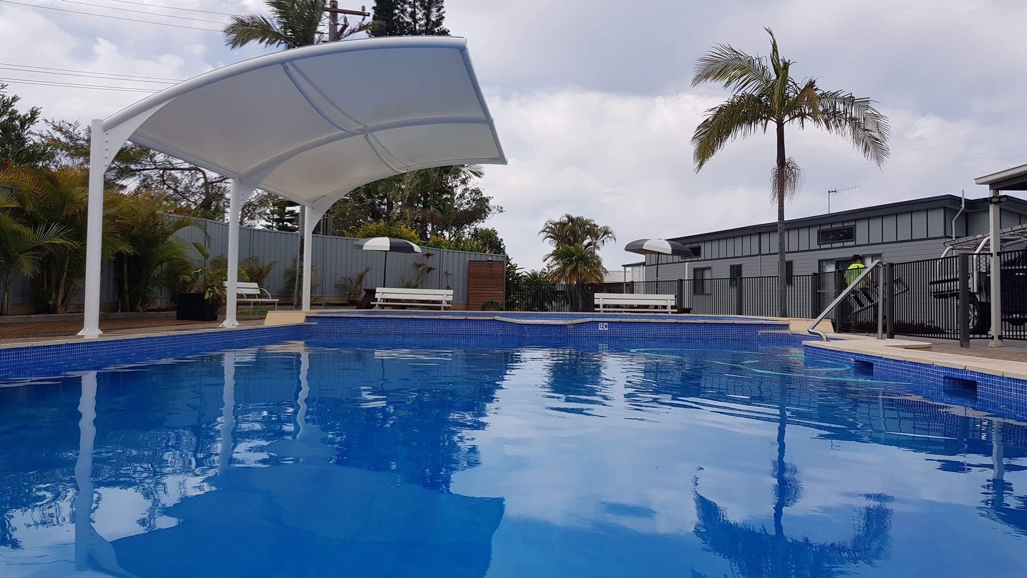 Cantilever pool shade